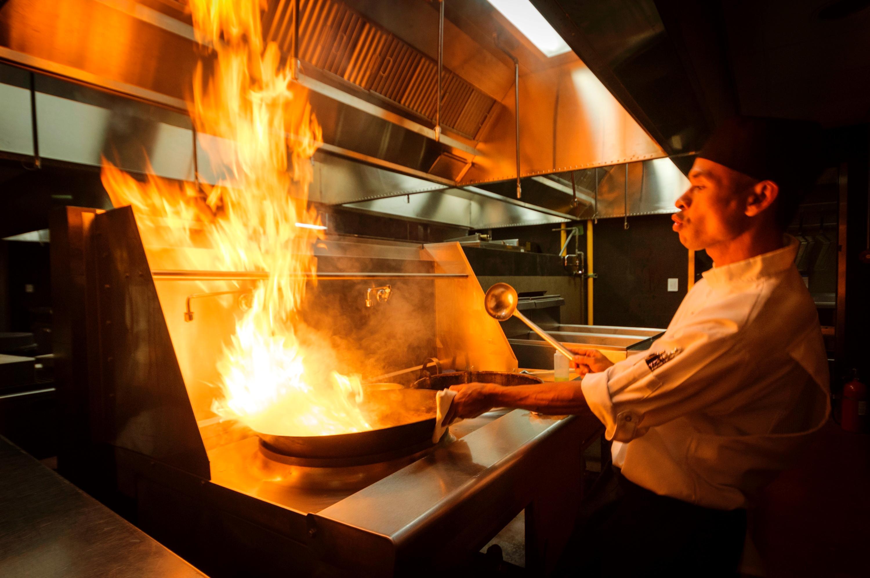Palacio Mundo Imperial Riviera Diamante Acapulco Exteriér fotografie A chef cooking with a flaming skillet