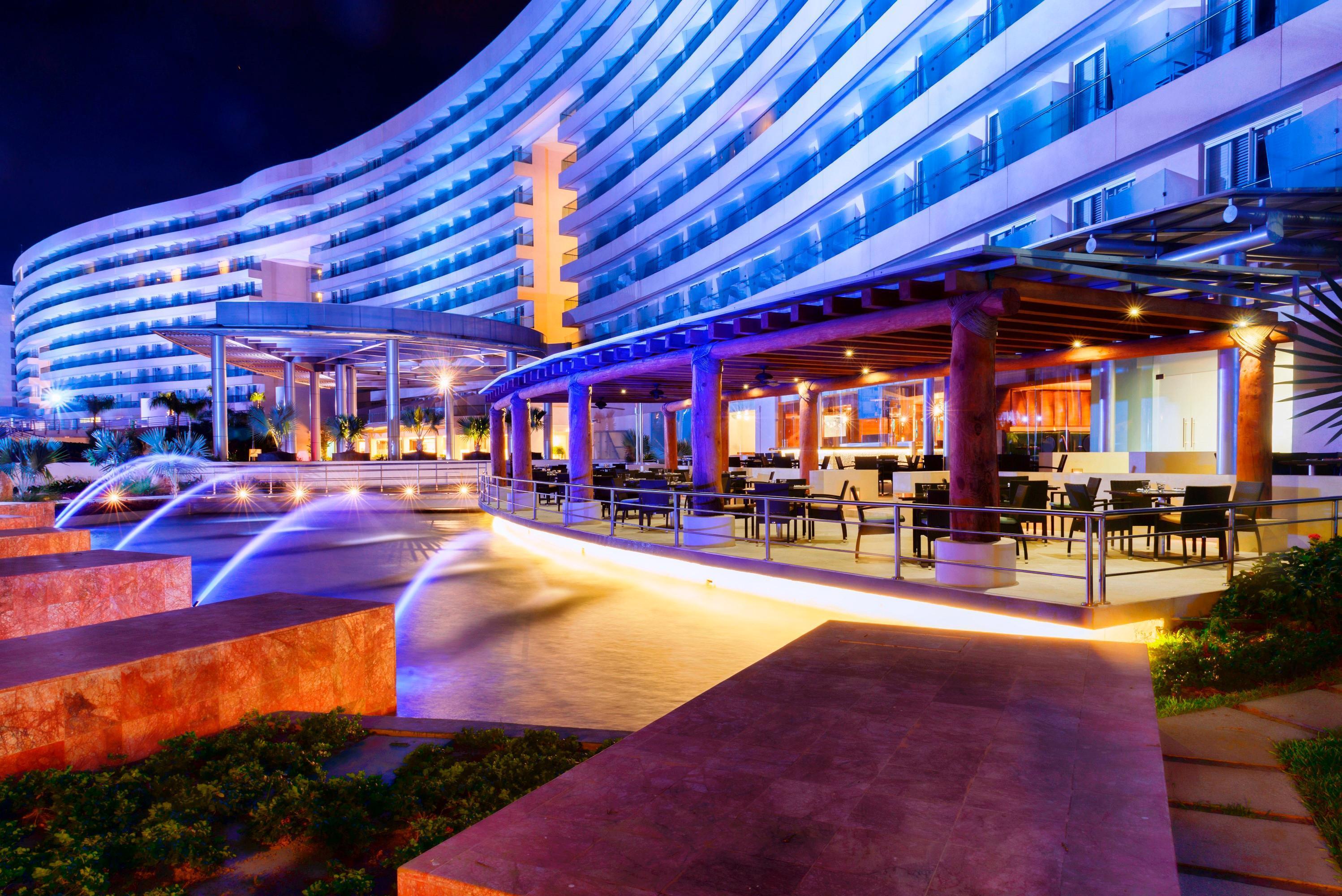 Palacio Mundo Imperial Riviera Diamante Acapulco Exteriér fotografie The resort at night