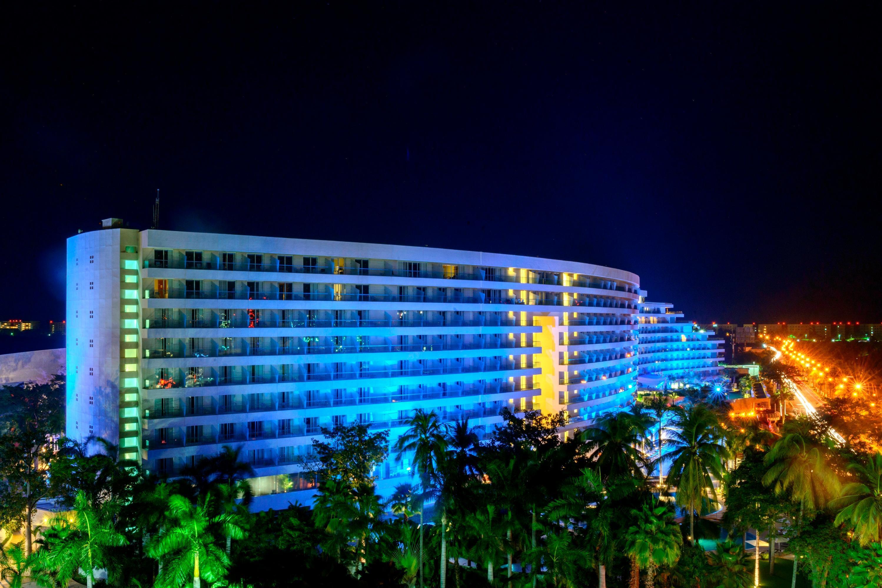 Palacio Mundo Imperial Riviera Diamante Acapulco Exteriér fotografie The hotel at night