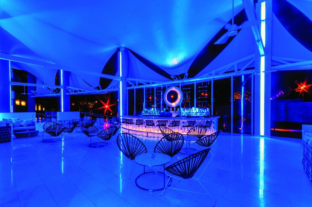 Palacio Mundo Imperial Riviera Diamante Acapulco Exteriér fotografie The bar at the Sky Bar