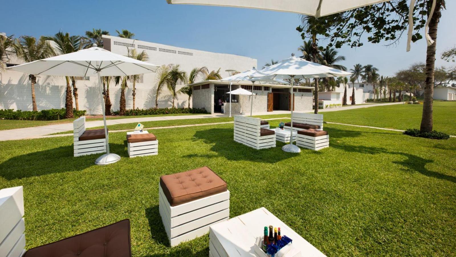 Palacio Mundo Imperial Riviera Diamante Acapulco Exteriér fotografie The lawn at the Jumeirah Beach Hotel